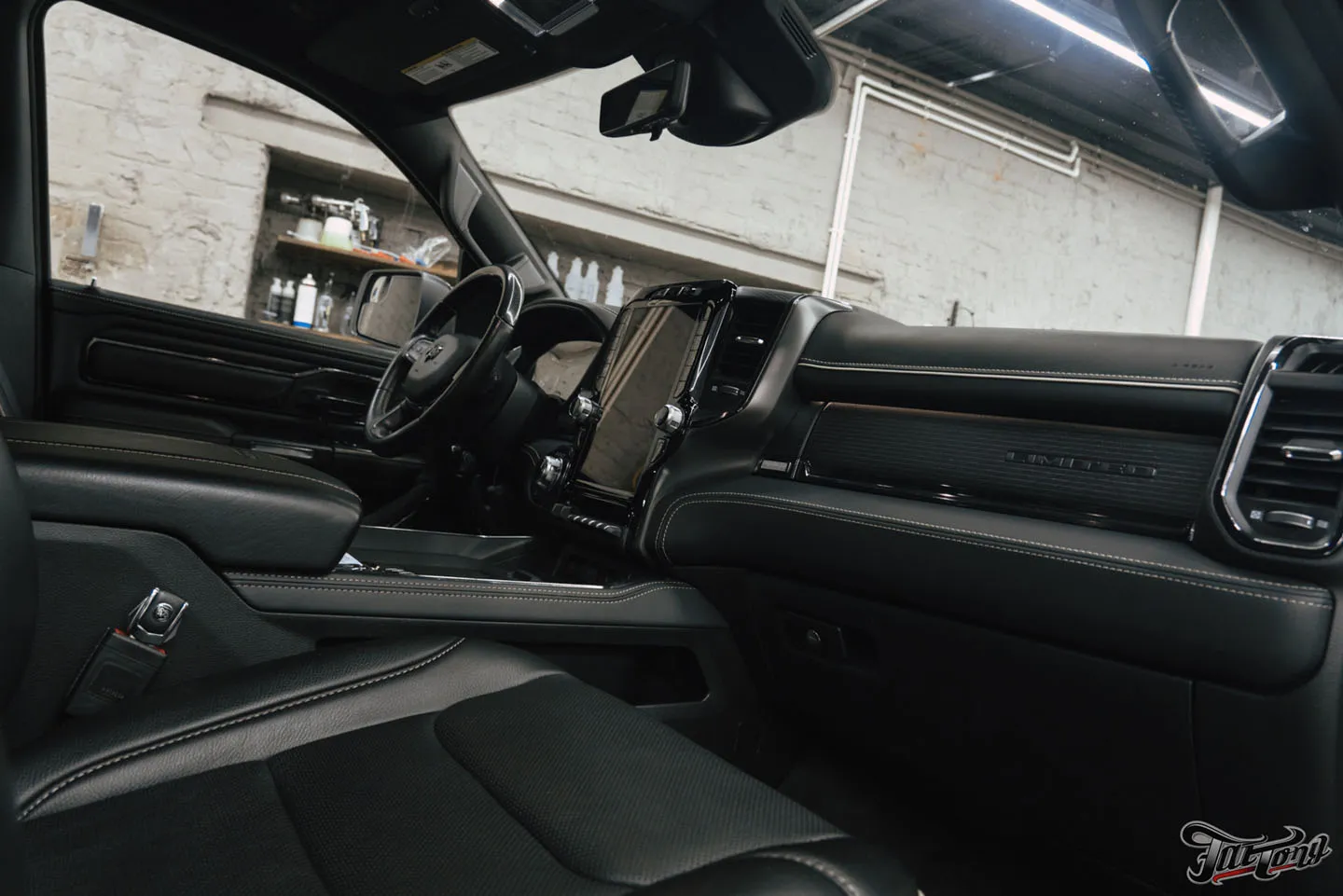 Установка модулей дальнего света Rigid, новая выхлопная система и химчистка салона для RAM 1500